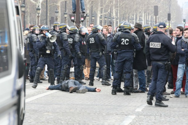 4/48. Manif pour tous : heurts entre manifestants et forces de l’ordre. © Michel Stoupak. Dim 24.03.2013, 18h18m27.
