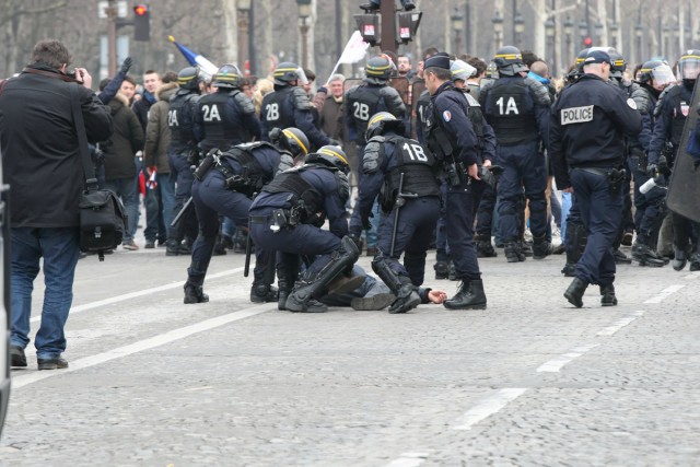 5/48. Manif pour tous : heurts entre manifestants et forces de l’ordre. © Michel Stoupak. Dim 24.03.2013, 18h18m49.
