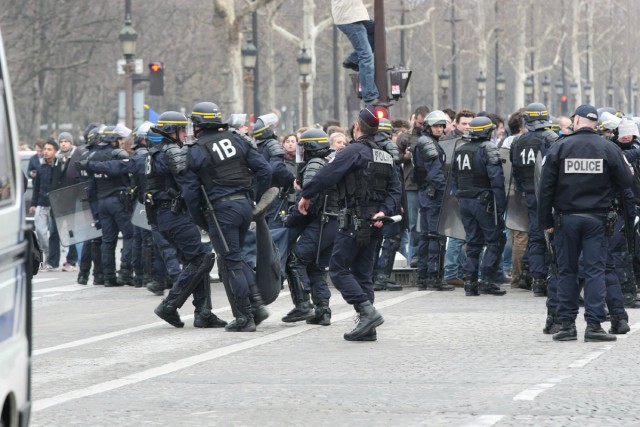 6/48. Manif pour tous : heurts entre manifestants et forces de l’ordre. © Michel Stoupak. Dim 24.03.2013, 18h18m55.