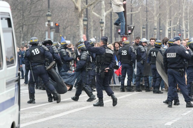 7/48. Manif pour tous : heurts entre manifestants et forces de l’ordre. © Michel Stoupak. Dim 24.03.2013, 18h18m55.