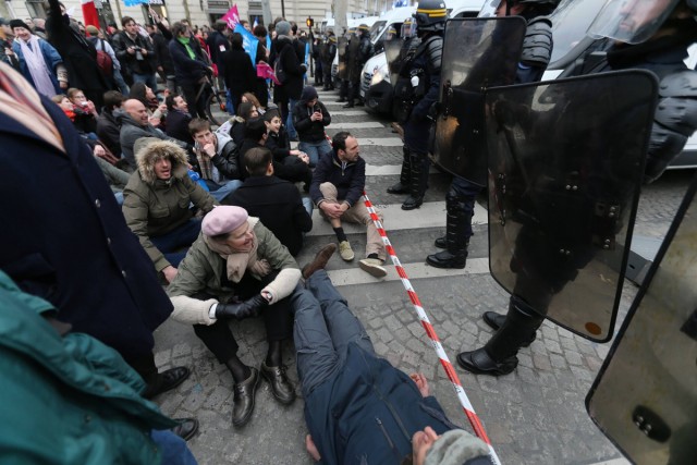 8/48. Manif pour tous : heurts entre manifestants et forces de l’ordre. © Michel Stoupak. Dim 24.03.2013, 18h39m00.