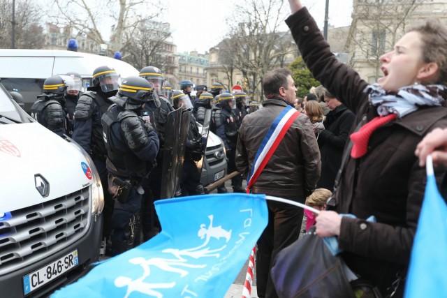 9/48. Manif pour tous : heurts entre manifestants et forces de l’ordre. © Michel Stoupak. Dim 24.03.2013, 18h41m46.
