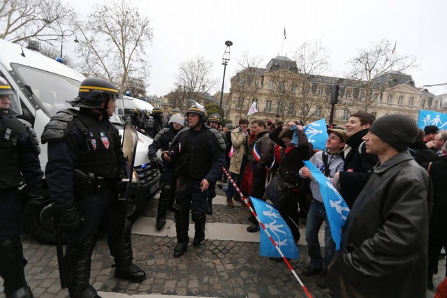 10/48. Manif pour tous : heurts entre manifestants et forces de l’ordre. © Michel Stoupak. Dim 24.03.2013, 18h42m03.