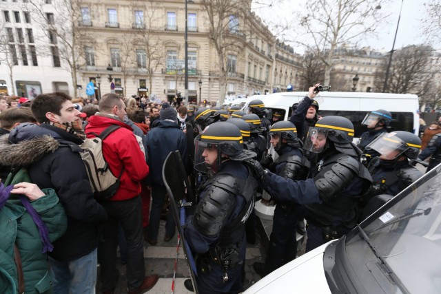 11/48. Manif pour tous : heurts entre manifestants et forces de l’ordre. © Michel Stoupak. Dim 24.03.2013, 18h47m39.