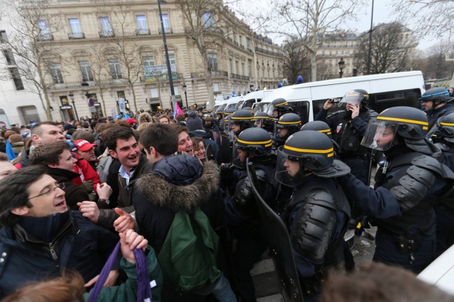 12/48. Manif pour tous : heurts entre manifestants et forces de l’ordre. © Michel Stoupak. Dim 24.03.2013, 18h48m32.