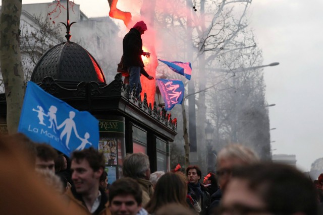 13/48. Manif pour tous : heurts entre manifestants et forces de l’ordre. © Michel Stoupak. Dim 24.03.2013, 18h48m37.