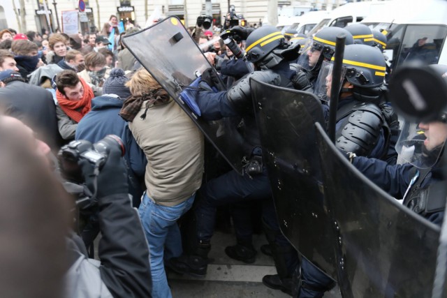 14/48. Manif pour tous : heurts entre manifestants et forces de l’ordre. © Michel Stoupak. Dim 24.03.2013, 18h49m10.