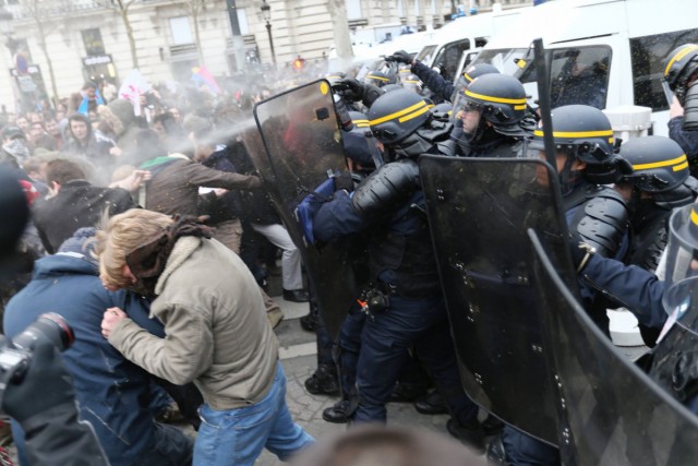 15/48. Manif pour tous : heurts entre manifestants et forces de l’ordre. © Michel Stoupak. Dim 24.03.2013, 18h49m11.