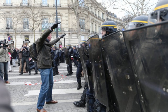 16/48. Manif pour tous : heurts entre manifestants et forces de l’ordre. © Michel Stoupak. Dim 24.03.2013, 18h49m33.