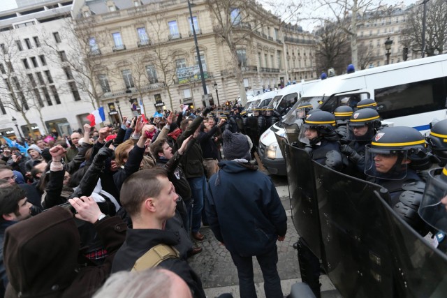 17/48. Manif pour tous : heurts entre manifestants et forces de l’ordre. © Michel Stoupak. Dim 24.03.2013, 18h51m00.