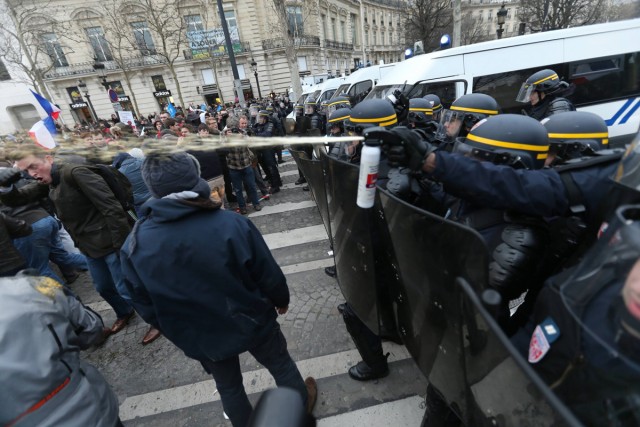 18/48. Manif pour tous : heurts entre manifestants et forces de l’ordre. © Michel Stoupak. Dim 24.03.2013, 18h51m06.