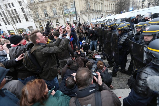 19/48. Manif pour tous : heurts entre manifestants et forces de l’ordre. © Michel Stoupak. Dim 24.03.2013, 18h54m34.