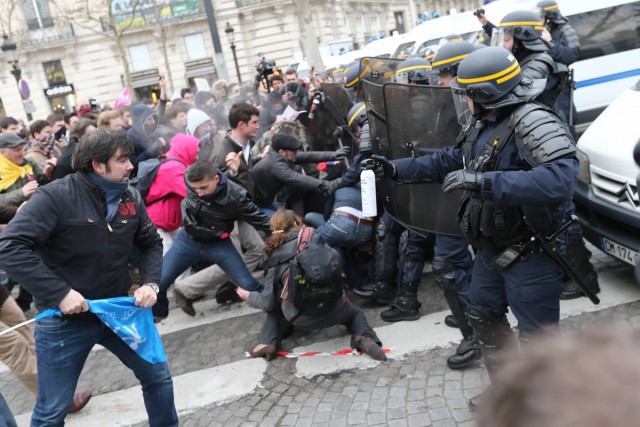 20/48. Manif pour tous : heurts entre manifestants et forces de l’ordre. © Michel Stoupak. Dim 24.03.2013, 18h55m05.