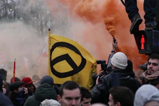 21/48. Manif pour tous : heurts entre manifestants et forces de l’ordre. © Michel Stoupak. Dim 24.03.2013, 18h55m34.