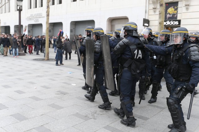 25/48. Manif pour tous : heurts entre manifestants et forces de l’ordre. © Michel Stoupak. Dim 24.03.2013, 19h02m29.