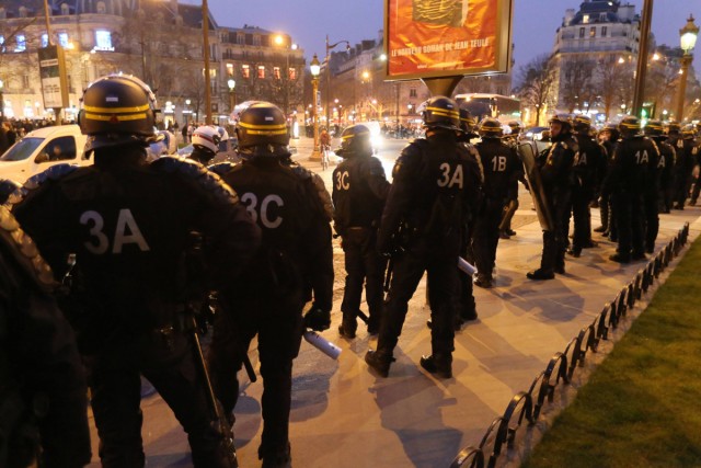 32/48. Manif pour tous : heurts entre manifestants et forces de l’ordre. © Michel Stoupak. Dim 24.03.2013, 20h38m20.