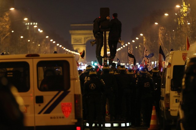 34/48. Manif pour tous : heurts entre manifestants et forces de l’ordre. © Michel Stoupak. Dim 24.03.2013, 20h50m41.