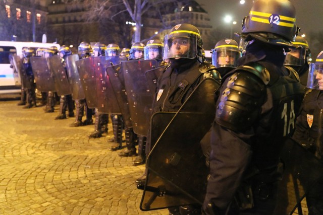 37/48. Manif pour tous : heurts entre manifestants et forces de l’ordre. © Michel Stoupak. Dim 24.03.2013, 21h10m17.
