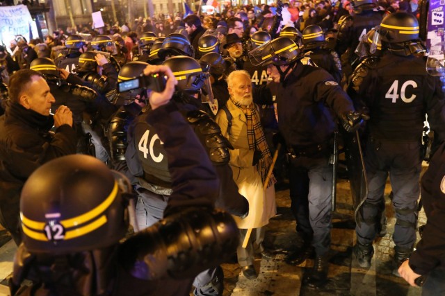 39/48. Manif pour tous : heurts entre manifestants et forces de l’ordre. © Michel Stoupak. Dim 24.03.2013, 21h16m17.