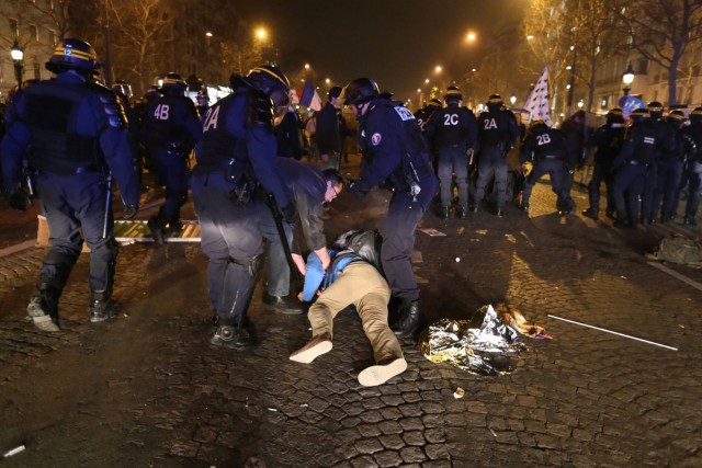 45/48. Manif pour tous : heurts entre manifestants et forces de l’ordre. © Michel Stoupak. Dim 24.03.2013, 21h19m56.