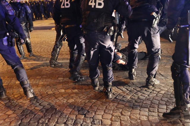 47/48. Manif pour tous : heurts entre manifestants et forces de l’ordre. © Michel Stoupak. Dim 24.03.2013, 21h24m06.