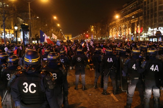 48/48. Manif pour tous : heurts entre manifestants et forces de l’ordre. © Michel Stoupak. Dim 24.03.2013, 21h35m22.