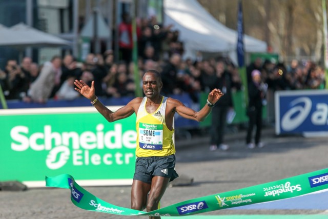 10/18. Le Kényan Peter Some remporte le marathon de Paris. © Michel Stoupak. Dim 07.04.2013, 10h50m02.