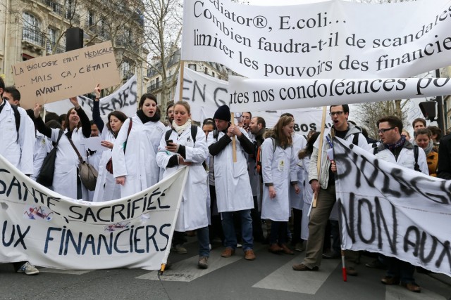 1/18. Les internes en biologie médicale devant le Ministère de la santé. © Michel Stoupak. Lun 08.04.2013, 14h31m19.
