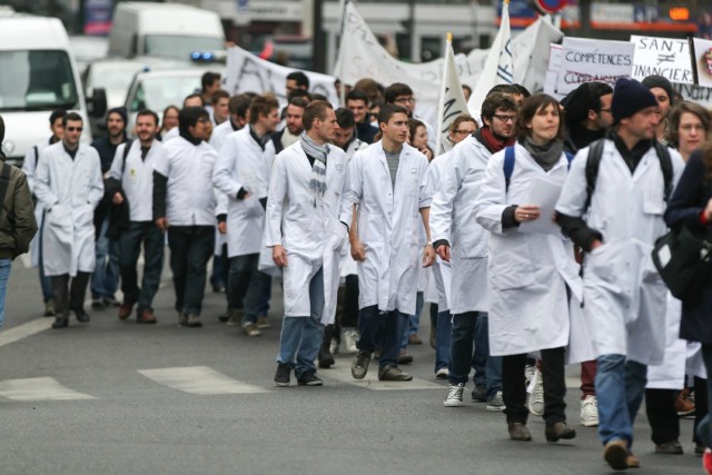 4/18. Les internes en biologie médicale devant le Ministère de la santé. © Michel Stoupak. Lun 08.04.2013, 13h39m58.