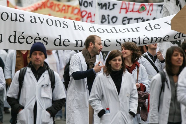 6/18. Les internes en biologie médicale devant le Ministère de la santé. © Michel Stoupak. Lun 08.04.2013, 13h49m44.