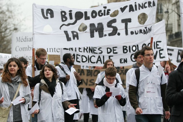 7/18. Les internes en biologie médicale devant le Ministère de la santé. © Michel Stoupak. Lun 08.04.2013, 13h53m09.