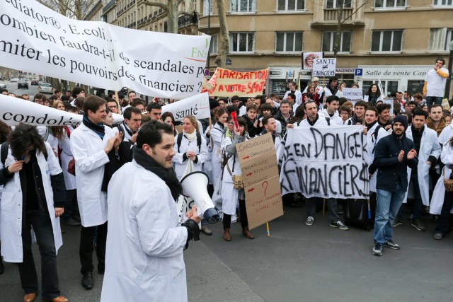 18/18. Les internes en biologie médicale devant le Ministère de la santé. © Michel Stoupak. Lun 08.04.2013, 14h53m30.