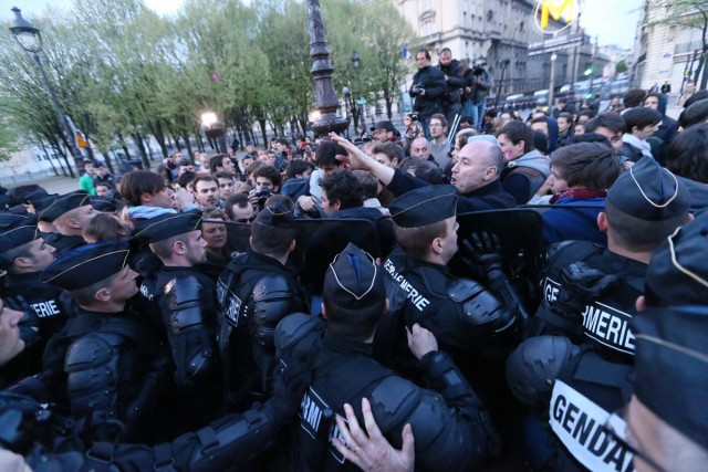 1/24. Manif pour tous : les derniers manifestants évacués de force. © Michel Stoupak. Dim 21.04.2013, 20h57m29.