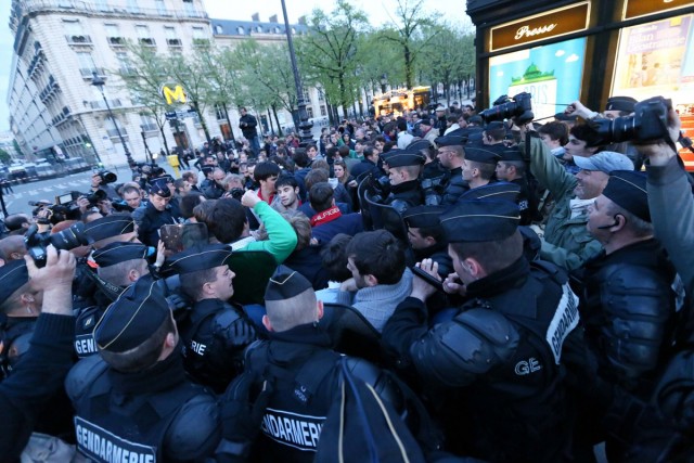 9/24. Manif pour tous : les derniers manifestants évacués de force. © Michel Stoupak. Dim 21.04.2013, 20h55m11.
