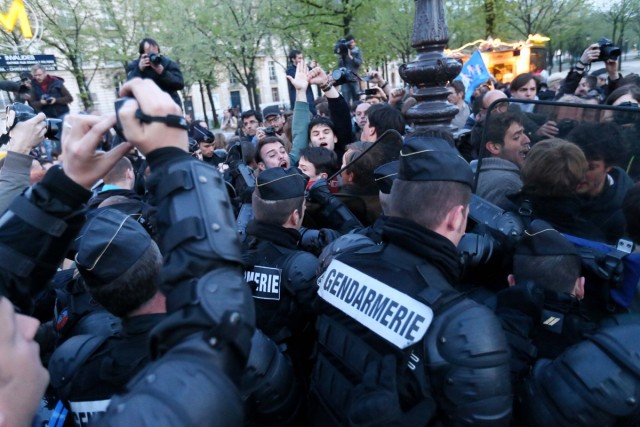 11/24. Manif pour tous : les derniers manifestants évacués de force. © Michel Stoupak. Dim 21.04.2013, 20h55m59.