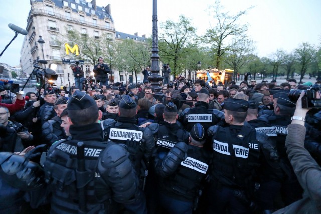 12/24. Manif pour tous : les derniers manifestants évacués de force. © Michel Stoupak. Dim 21.04.2013, 20h56m20.