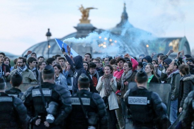 18/24. Manif pour tous : les derniers manifestants évacués de force. © Michel Stoupak. Dim 21.04.2013, 21h04m12.