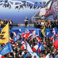 1/27. Marine Le Pen se pose en « vrai chef » lors du défilé frontiste du 1er mai. © Michel Stoupak. Mer 01.05.2013, 11h51m59.