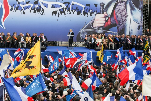 1/27. Marine Le Pen se pose en « vrai chef » lors du défilé frontiste du 1er mai. © Michel Stoupak. Mer 01.05.2013, 11h51m59.