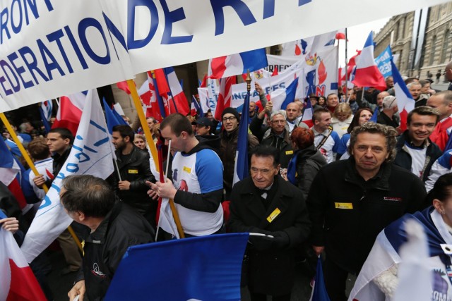 2/27. Marine Le Pen se pose en « vrai chef » lors du défilé frontiste du 1er mai. © Michel Stoupak. Mer 01.05.2013, 09h28m40.