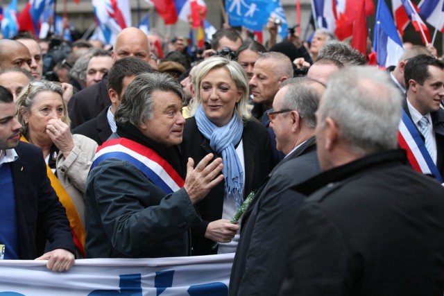 9/27. Marine Le Pen et Gilbert Collard lors du défilé frontiste du 1er mai. © Photo Michel Stoupak. Mer 01.05.2013, 10h06m08.