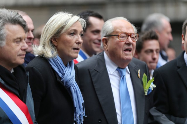 14/27. Gilbert Collard, Marine et Jean-Marie Le Pen. © Photo Michel Stoupak. © Michel Stoupak. Mer 01.05.2013, 10h16m53.