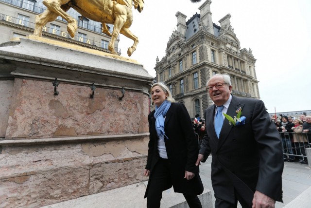 17/27. Marine et Jean-Marie Le Pen au pied de la statue équestre de Jeanne d'Arc. © Michel Stoupak. Mer 01.05.2013, 10h28m29.