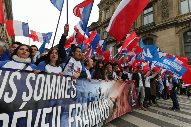 18/27. Marine Le Pen se pose en « vrai chef » lors du défilé frontiste du 1er mai. © Michel Stoupak. Mer 01.05.2013, 10h29m53.