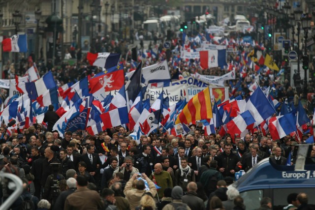 19/27. Marine Le Pen se pose en « vrai chef » lors du défilé frontiste du 1er mai. © Michel Stoupak. Mer 01.05.2013, 11h02m47.