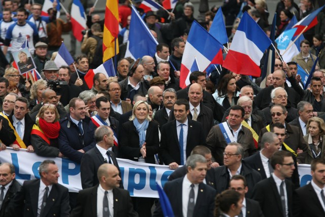 20/27. Marine Le Pen se pose en « vrai chef » lors du défilé frontiste du 1er mai. © Michel Stoupak. Mer 01.05.2013, 11h04m11.