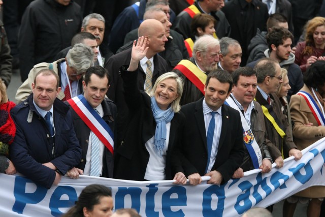 21/27. Marine Le Pen se pose en « vrai chef » lors du défilé frontiste du 1er mai. © Michel Stoupak. Mer 01.05.2013, 11h05m00.