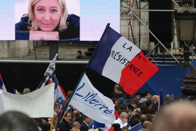 22/27. Marine Le Pen se pose en « vrai chef » lors du défilé frontiste du 1er mai. © Michel Stoupak. Mer 01.05.2013, 11h18m40.