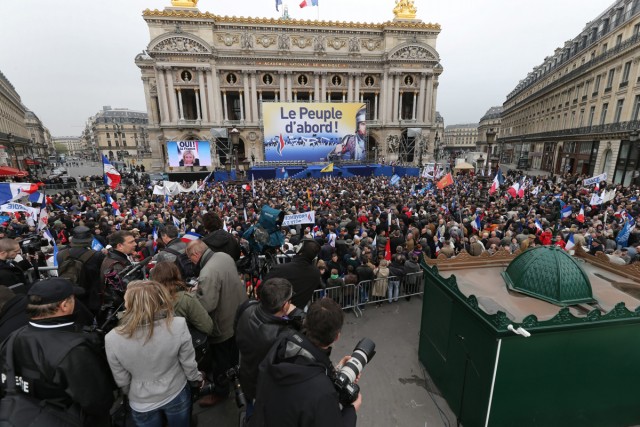 23/27. Marine Le Pen se pose en « vrai chef » lors du défilé frontiste du 1er mai. © Michel Stoupak. Mer 01.05.2013, 11h24m47.