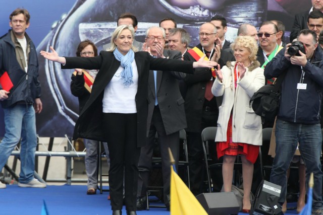 24/27. Marine Le Pen se pose en « vrai chef » lors du défilé frontiste du 1er mai. © Michel Stoupak. Mer 01.05.2013, 11h50m31.